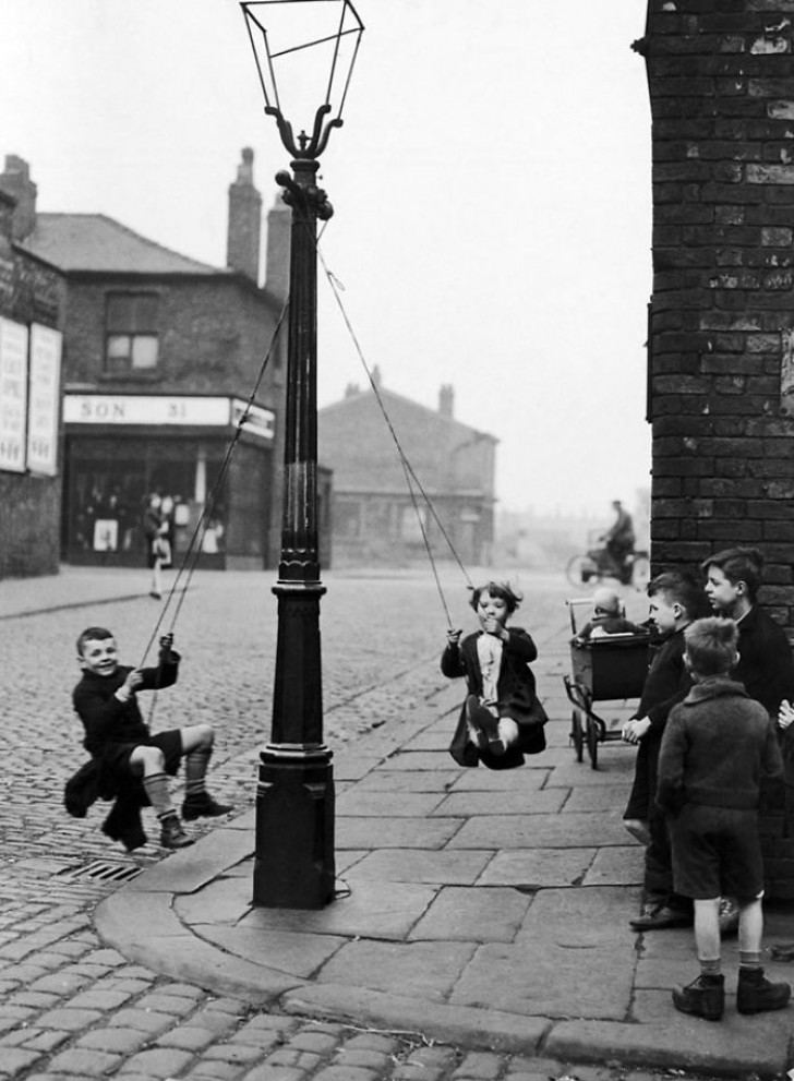 1. A questi bambini di Manchester, come a tanti altri loro coetanei dell'epoca, bastavano un lampione e una corda per creare il gioco (1946).