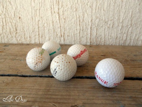 1 - levigate le palline da golf con la carta vetrata in modo che non siano più lucide
