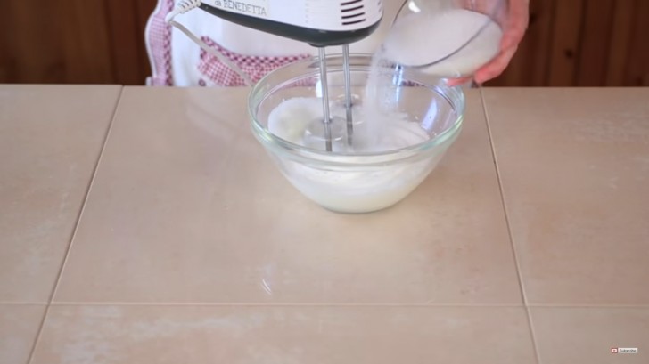 1. Dela på äggvitan och äggulan och vispa äggvitorna tills de blir 'hårda" och tillsätt sockret lite i taget.
