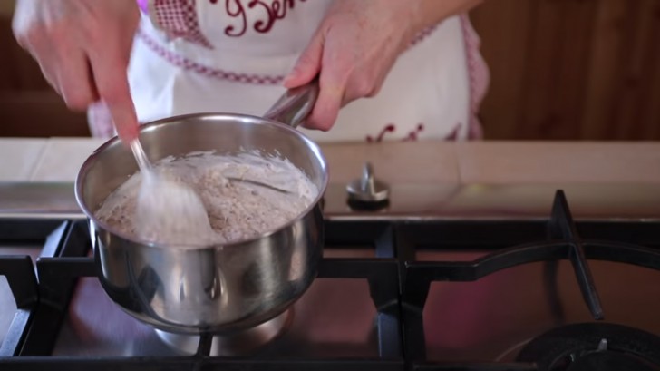 3. Mettez le mélange dans une casserole et faites cuire pendant environ 10 minutes en remuant continuellement.
