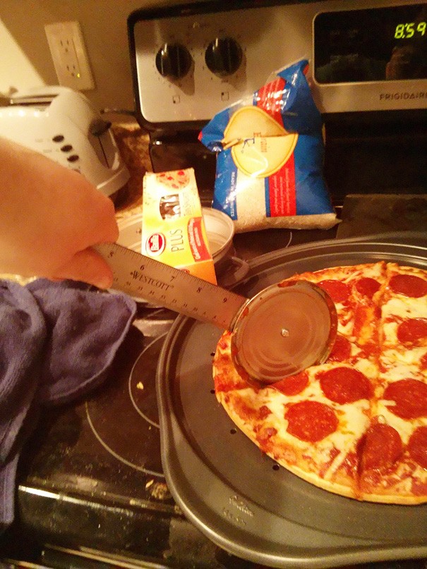13. Alta ingegneria al lavoro! Ecco come tagliare la pizza...