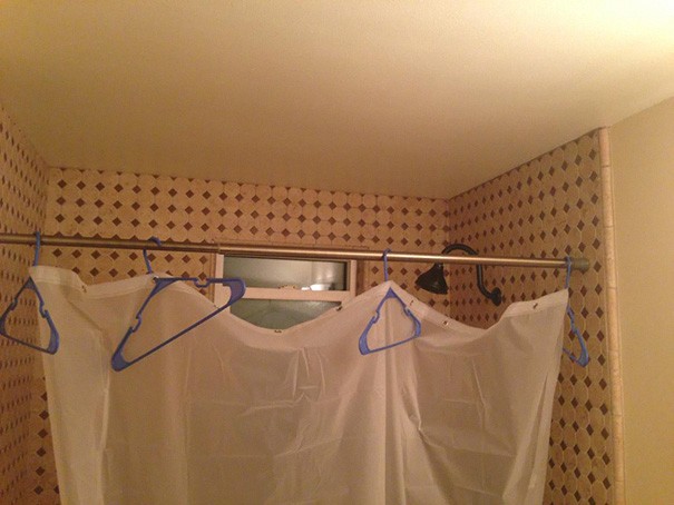 15. Se poi la tendina della doccia non si regge più, usate le stampelle per i vestiti!