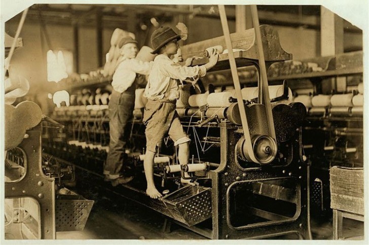 Des enfants travaillant dans une usine
