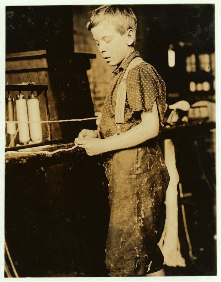 Un enfant qui crée des bandes de coton, en 1910.