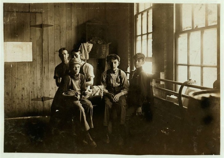 Un groupe de jeunes travailleurs auprès d'une usine de meubles en 1908.