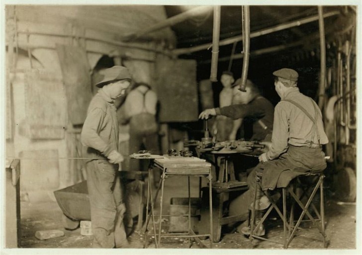 Encore le travail en usine à l'usine Canton Glass Works, Marion, Indiana, en 1908.