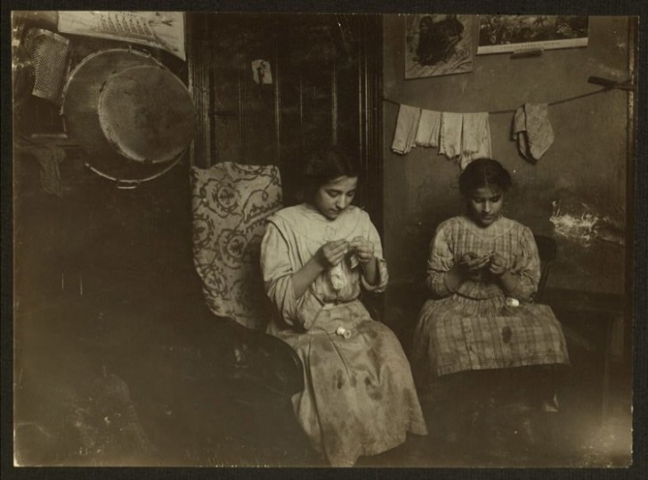 Katie, 13 ans, et Angelina, 11 ans, qui brodent pour 1 $ par semaine en 1912.