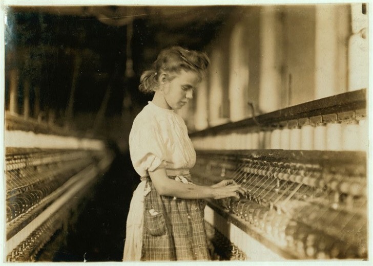 Une jeune fille près d'une machine à Cherryville Mill, en Caroline du Nord.