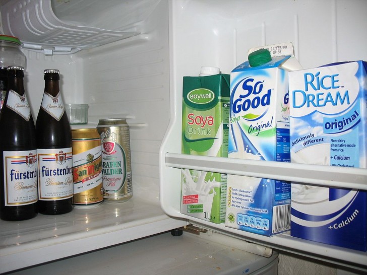Le lait ne doit pas être placé sur la porte du réfrigérateur: voici quel est le bon endroit.