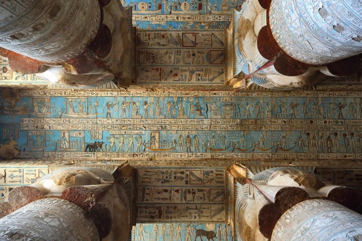 Sul soffitto, che prende il nome di soffitto astronomico, è possibile ammirare raffigurazioni dello zodiaco mesopotamico del III millennio a. C.