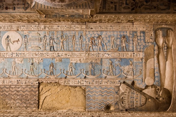 Attualmente alcune parti del tempietto di Hathor sono state asportate per essere esposte al Louvre di Parigi.