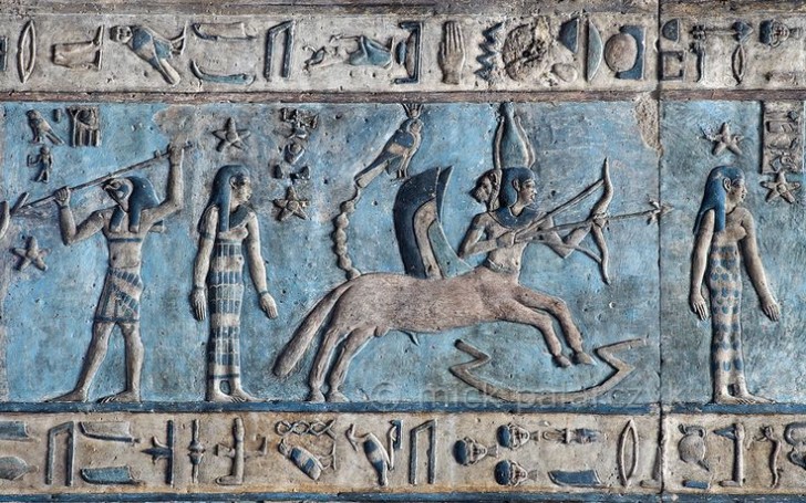 Come spesso avviene, alcune teorie vorrebbero far risalire le decorazioni del soffitto a migliaia di anni prima dell’arrivo degli egizi, ma restano ipotesi fantasiose.