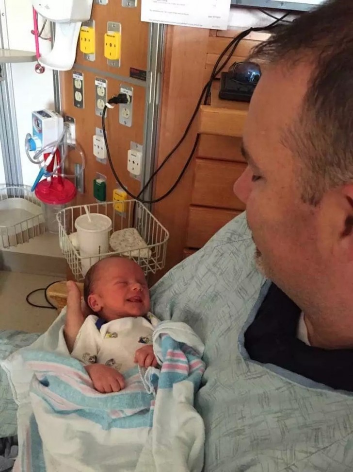 Solo 1,80 kg per questo neonato che, nelle braccia del padre, sorride alla vita come non mai.