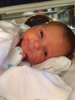Et enfin, un autre adorable bébé qui, malgré les nombreuses difficultés dues à sa naissance prématurée, nous offre le plus tendre des sourires!