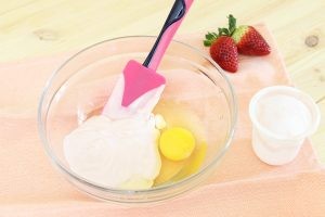 1 - In a bowl, pour in the yogurt and the eggs and beat with a hand whisk until you have obtained a homogeneous mixture.