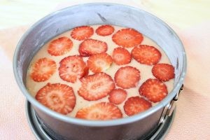 6 - Mettez un peu d'huile et farinez un plat allant au four, versez le mélange et ajoutez les fraises hachées. Faire cuire au four à 180 ° pendant 40 minutes dans un four à convection