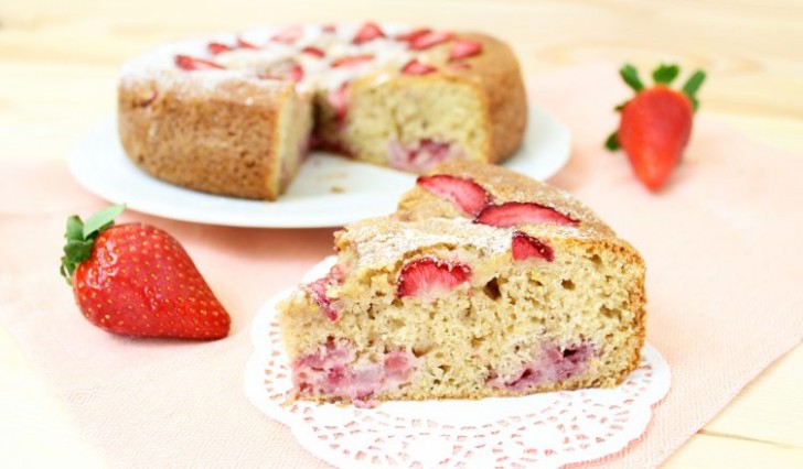 7-10 Minuten bevor ihr den Kuchen aus dem Ofen nehmt, solltet ihr einige Erdbeeren auf der Oberfläche verteilen. Und dann ist der Kuchen auch schon fertig!