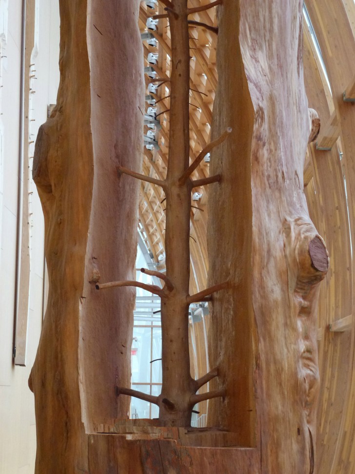 Dans celle-ci, Penone a sculpté des arbres pour mettre en lumière leur passé, ce qui est caché à la vue humaine.