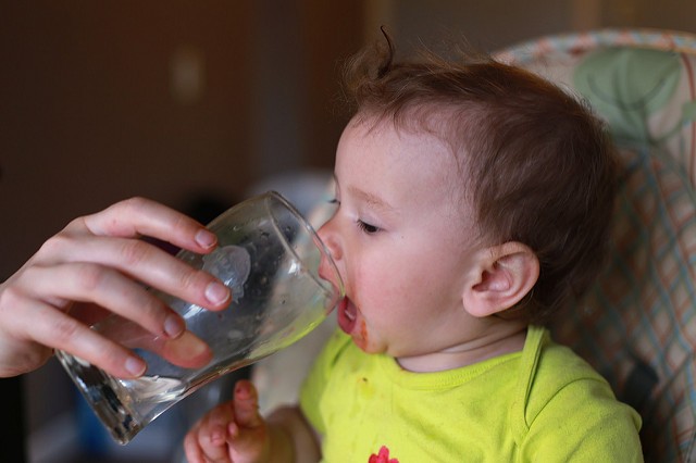 Pendant les premiers mois de vie, l'enfant trouve tous les nutriments dont il a besoin, même l'eau, dans le lait maternel ou celui artificiel.
