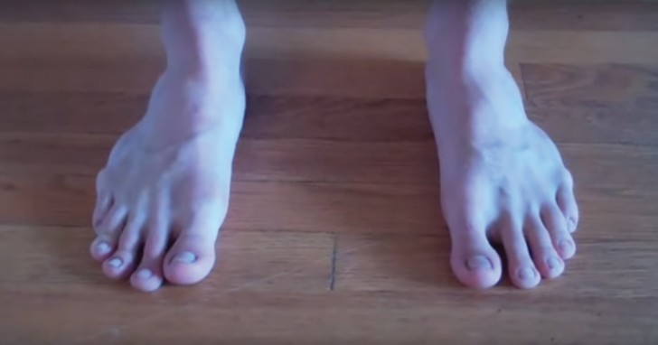 Aqui los simples ejercicios de hacer en casa para reforzar los musculos de los pies.
