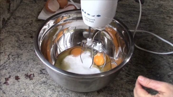 En un bols batir con la batidora electrica los huevos y el azucar