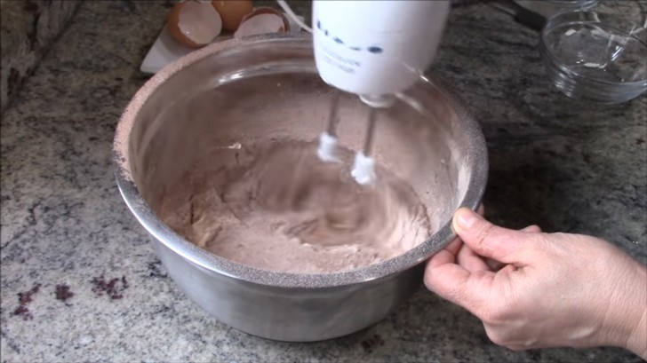 Tamizar la harina, el cacao y la levadura y mezclar los ingredientes con la batidora electrica