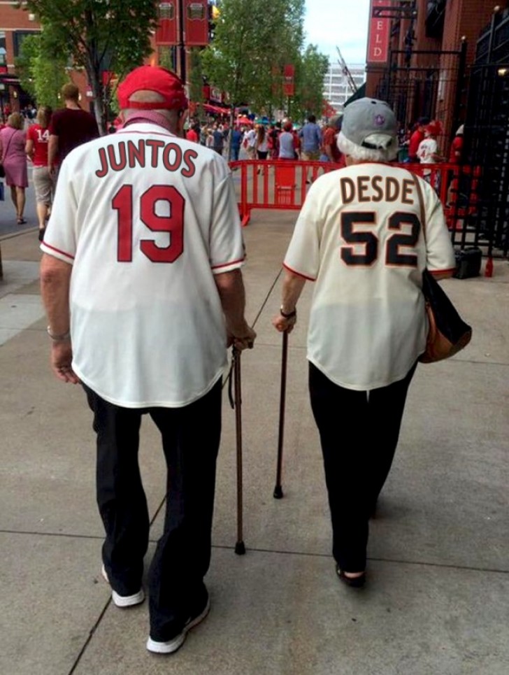 Concludiamo con la coppia di coniugi più tenera che ci potesse capitare di vedere oggi. Le loro magliette recitano: "Insieme dal 1952".