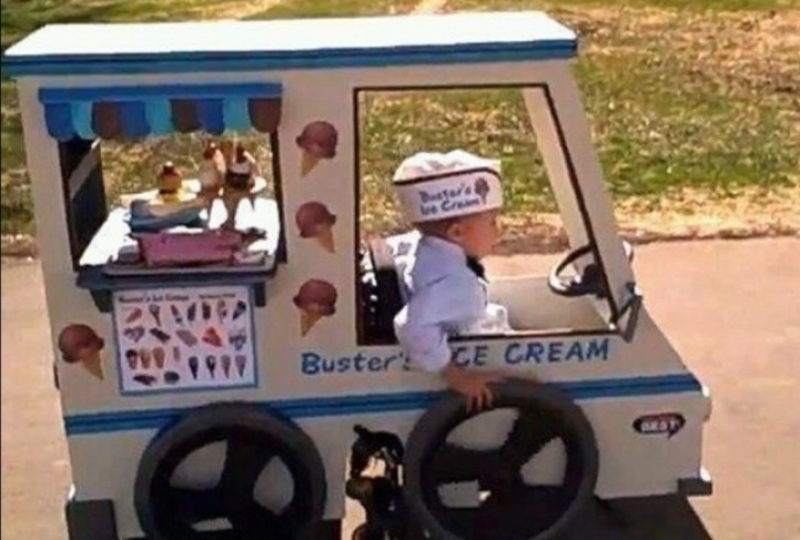 I genitori di questo bambino hanno trasformato la sua sedia a rotelle in un carretto dei gelati affinché la festa di Halloween fosse speciale anche per lui!