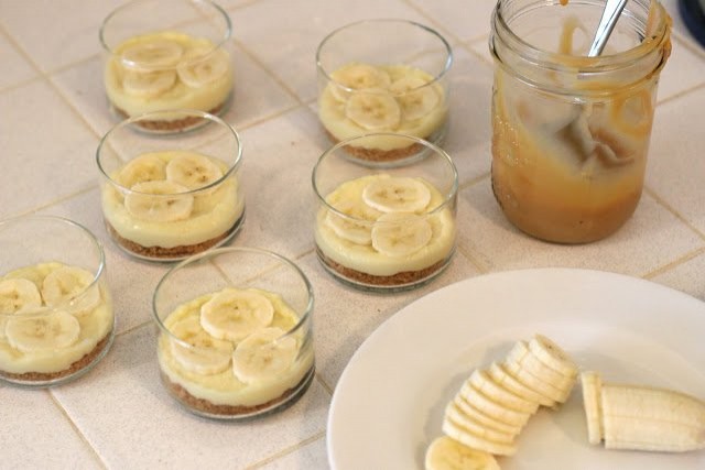 2. Aggiungere uno strato di crema e 3 fette di banana (tagliatele sul momento per non farle annerire)