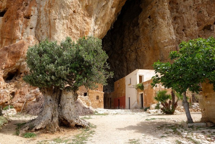 La grotta cessò di essere un'abitazione per via delle estrazioni di marmo.