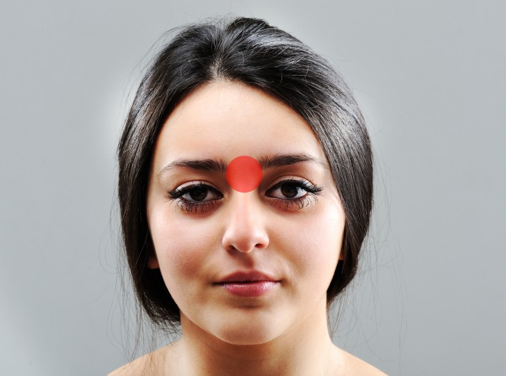 1 - Der Yantang-Punkt: In der Mitte zwischen den Augenbrauen, wo sich die Nasenwurzel mit der Stirn trifft. In der fernöstlichen Kultur ist dies die Position des dritten Auges