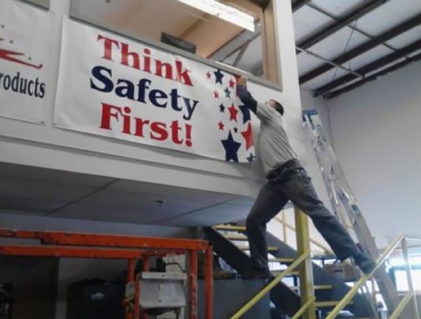 # 2. L'affiche indique : "pense d'abord à la sécurité"!