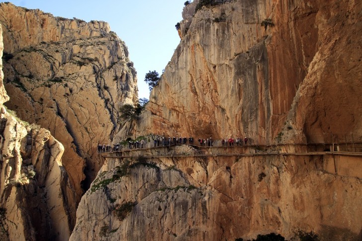 Si tratta di un percorso pedonale fatto di rampe sospese a picco su pareti rocciose praticamente verticali.