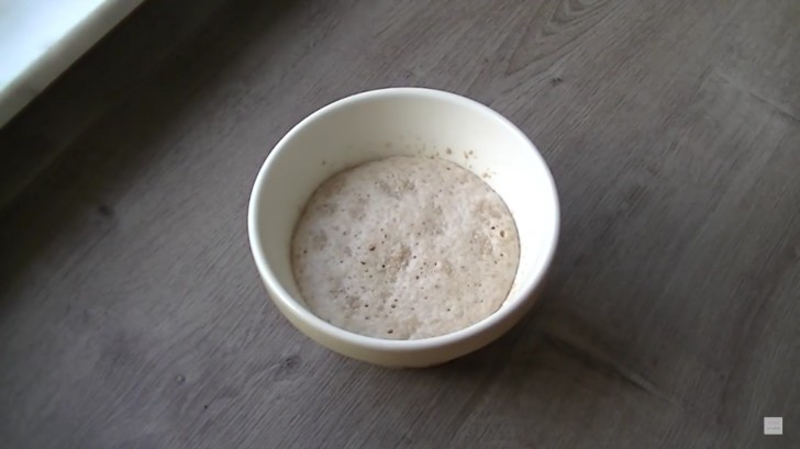 In una ciotola unite al latte caldo lo zucchero e il lievito: lasciate attivare quest'ultimo, ed attendete che si formi una patina spumosa in superficie.