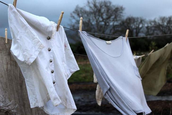 Vitvinsvinäger kommer att göra det enklare att ta bort svettfläckar från kläder, speciellt från vita kläder.