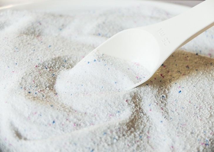 Eliminate stains caused by laundry detergent residue.
