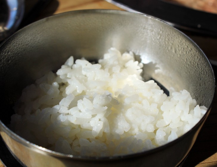 Molte persone amano il riso, alcune lo apprezzano ancor di più il giorno dopo. Ma mangiare riso non riscaldato bene può causare seri problemi.
