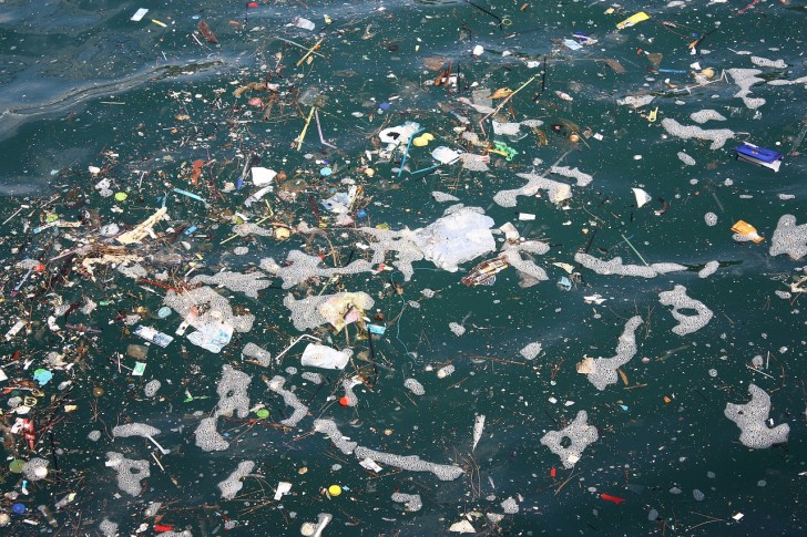 Nun sucht man ein Äquivalent im Meer um die Tonnen von Plastikmüll zu beseitigen, die unsere Meere verschmutzen