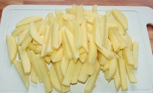 1. Skölj potatisen, skala dem och skär dem i små bitar som om ni skulle göra pommes frites.
