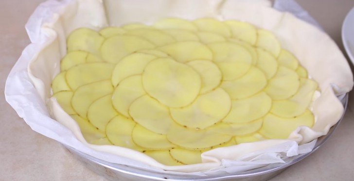 4. Sistemate le patate ordinatamente, abbassate i bordi e schiacciateli con una forchetta. Quindi mettete un pizzico di sale sulle patate