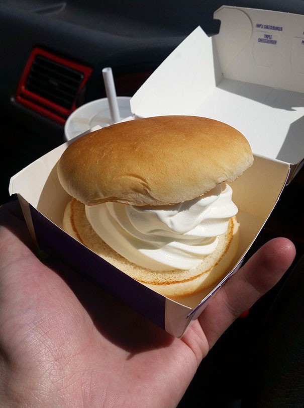 5. Je suis allé à McDonald et j'ai demandé un sandwich à la crème glacée pour plaisanter. Ils me l'ont préparé.