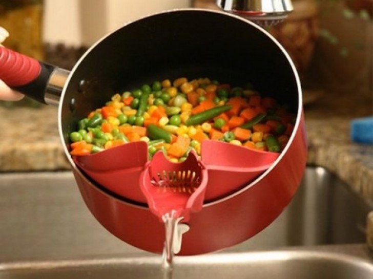 15. Moule en silicone pour retirer l'eau de toute casserole ou marmitte.