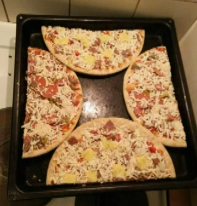 10. Disponer una pizza sobre la fuente de este modo para poder cocinar dos juntas en vez de una!