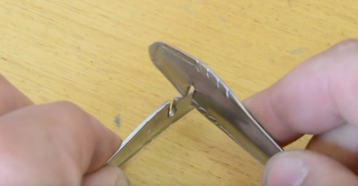 2. Si no tienen una pinza de ensalada basta perforar dos tenedores en este modo y encastrarlos.