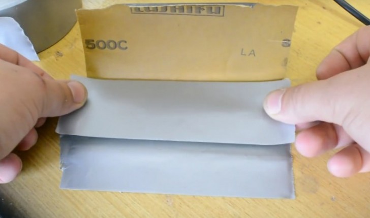 Als het schuurpapier gescheurd is voor gebruik, gooi het dan niet weg maar repareer het met amerikaanse tape.