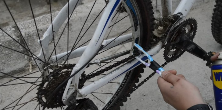 6. Para engrasar la cadena de vuestra bicicleta basta unir dos cepillos de dientes y rociarlo arriba con lubricante.