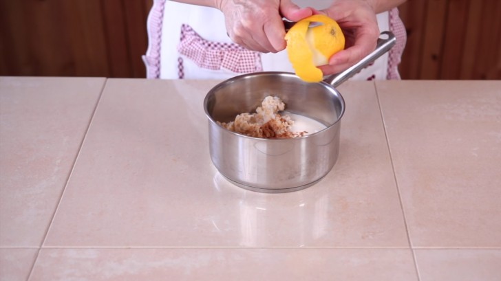1. In un pentolino unite il grano cotto al latte: aggiungete la cannella e la buccia di limone.