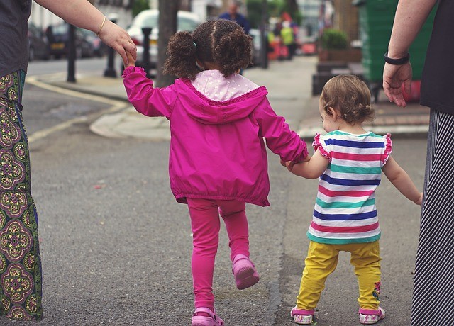Soulever les enfants par les bras est un geste banal, il faut dont prévenir les baby-sitters, grands-parents et parents du danger.