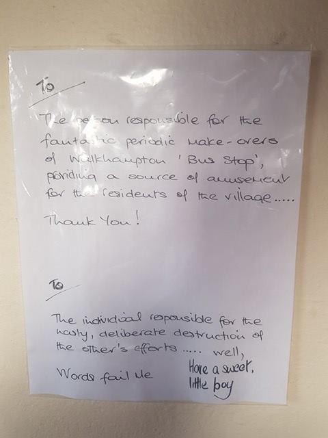 Après l'attaque des vandales, elle a laissé un message de remerciement à l'auteur du projet et une note aux voyous.