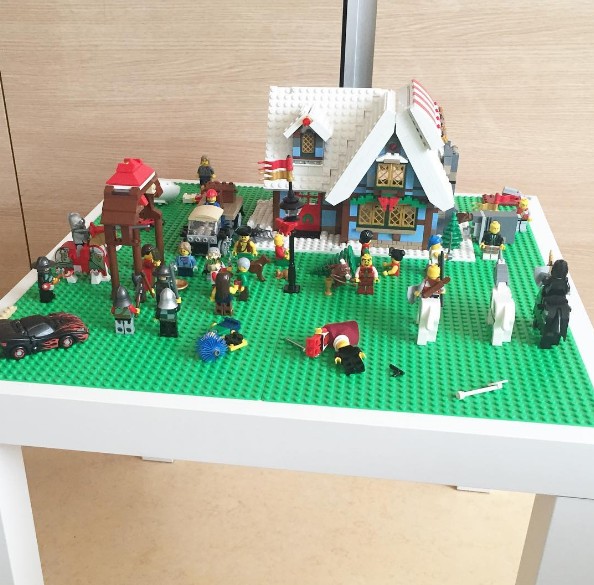 5. Wie findet ihr unseren LEGO-Tisch? So können die Kids bequem im Sitzen bauen und basteln